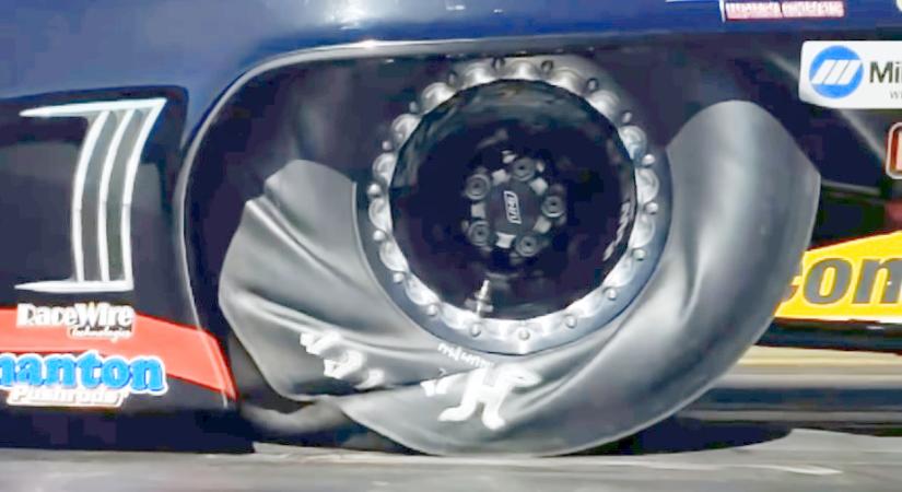 Selyempapírként gyűrődik egy dragster gumija rajtoláskor