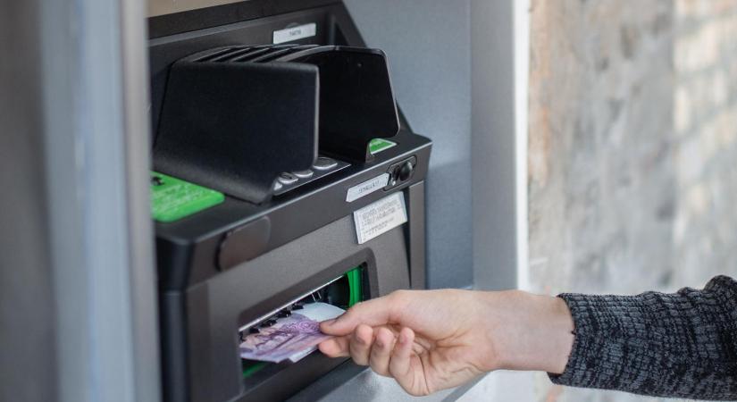 Törvényjavaslatot nyújt be a Demokratikus Koalíció, hogy a nyugdíjasokat mentesítsék a banki tranzakciós illetékek alól