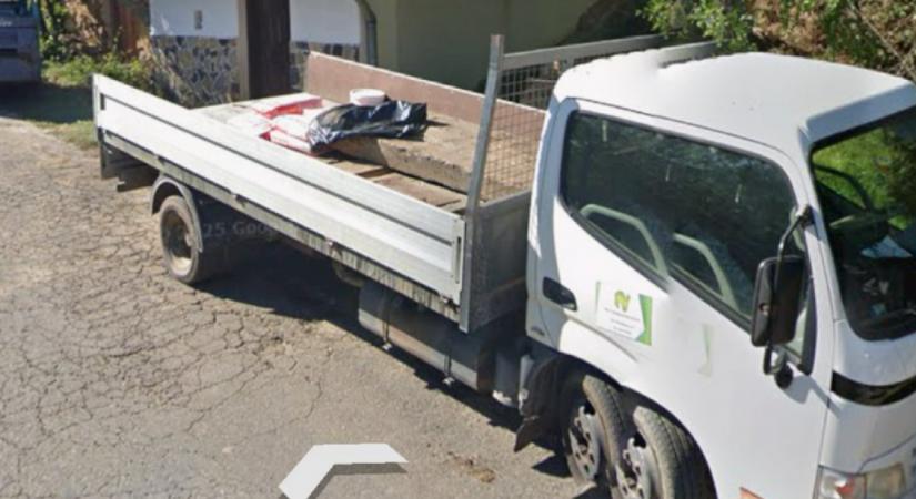 A Google Streetview buktathatta le Pilis városüzemeltetési cégének vezetőjét, hogy a saját házánál fusiztatta titokban az embereit