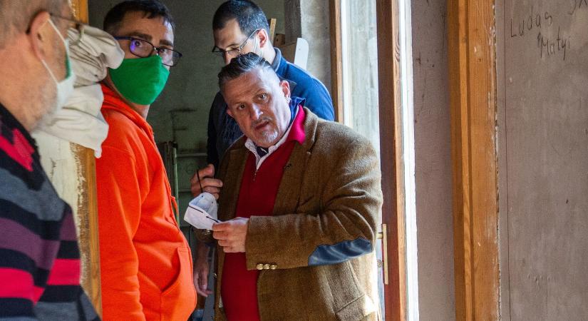 Elképesztő állapotban van Galambos Lajos régi otthona, megmutatta belülről is