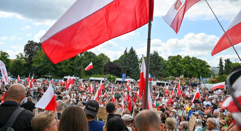 Több lengyel városban tüntettek a kormány és az EU migrációs politikája ellen