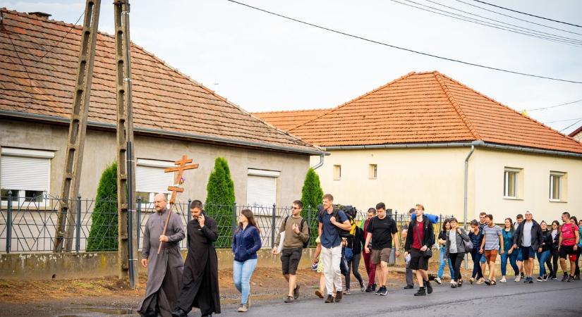 „Ahol a csend is beszél” – Fiatal felnőttek indultak zarándokútra Tokajtól Máriapócsig
