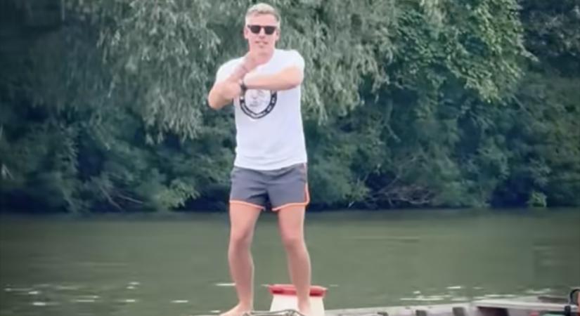 Magyar Péter táncra perdült a Tisza közepén