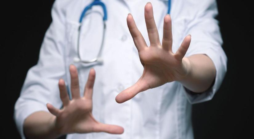 Megverték a doktornőt és asszisztensét a háziorvosi rendelőben, egy beteg sietett a segítségükre