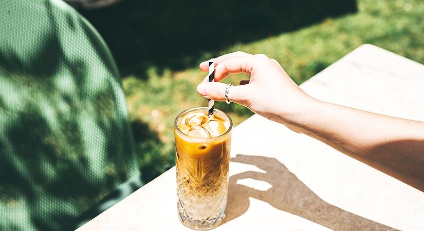 A kávé válthatja fel az alkoholt, az esti bulik itala lehet