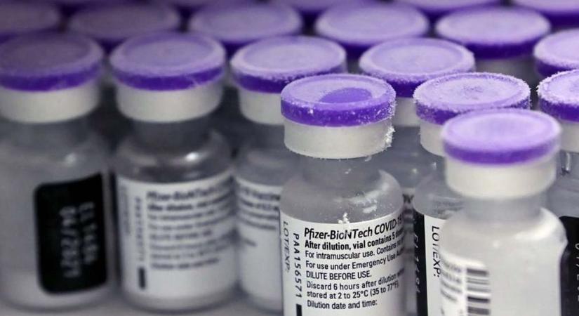 Folyik a vizsgálat: enyhe elváltozást okozhatott a Pfizer-vakcina a szemben