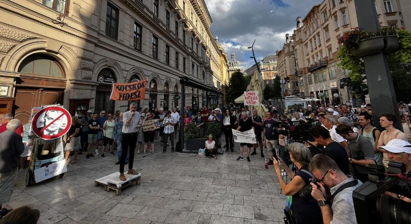 „Ismét itt vagyunk” – ezúttal szombaton tüntettek Hadházy Ákosék
