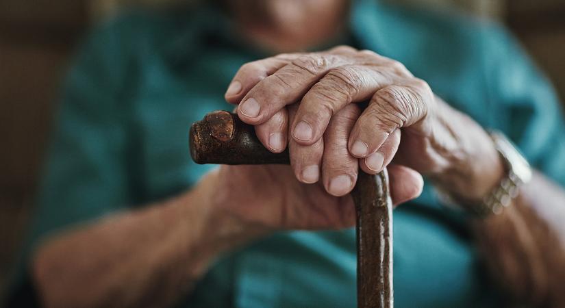 Törvényjavaslatot nyújt be a DK, hogy töröljék el a nyugdíjasoknál a tranzakciós illetéket