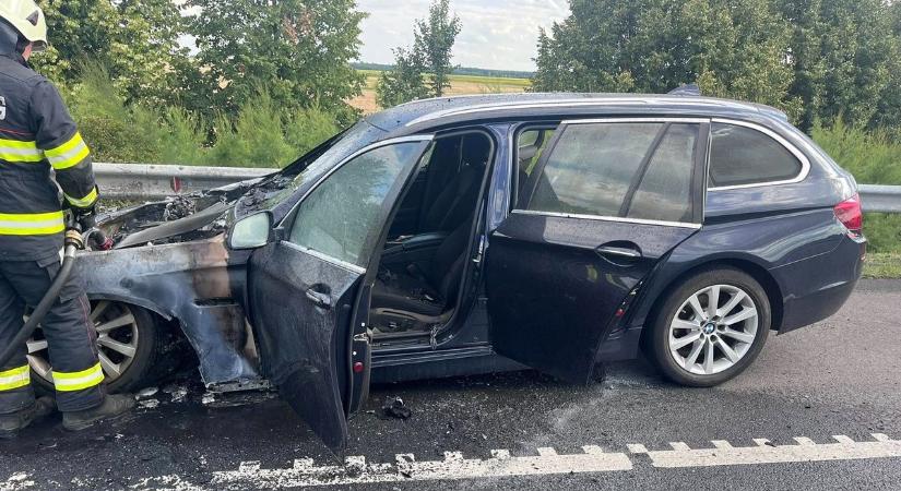 Fotókon az M3-ason kiégett autó - meleg helyzet volt