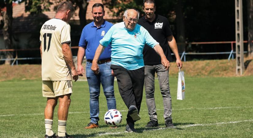 90 éve csapattag - Tóni bácsi kezdőrúgása indította a rangadót - XXL galéria