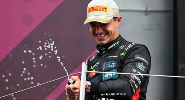 Eladható Norris, büntetett káromkodás – szombati hírek