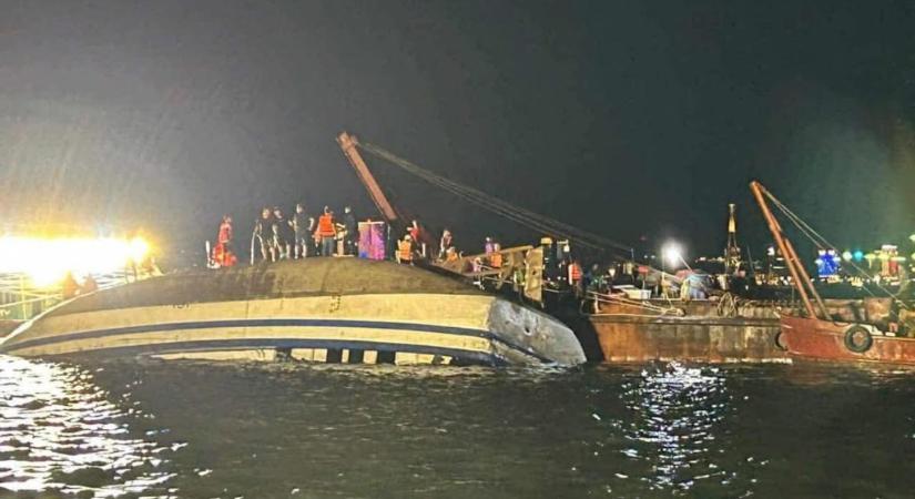 Felborult egy turistahajó a vietnámi Ha Long-öbölben, legalább huszonnyolc halott