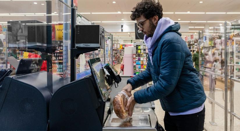 Öt bagettet fizetett ki négy vödör festékért az önkiszolgáló pénztárban