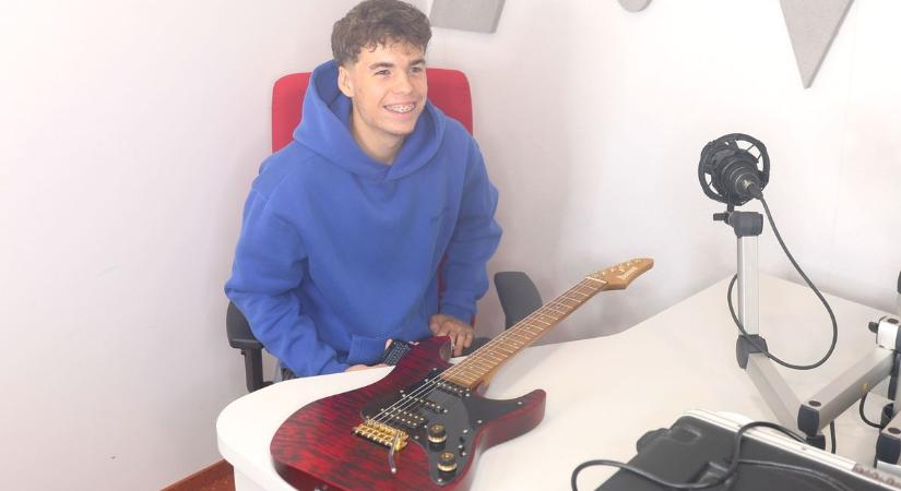 Tatabánya ifjú gitárhőse már nem csak a rockot zúzza - de videón pörgetett egy Metallicát