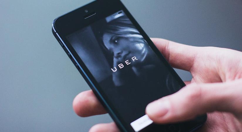 Retteghetnek a taxisok, önvezető járművekre vált az Uber
