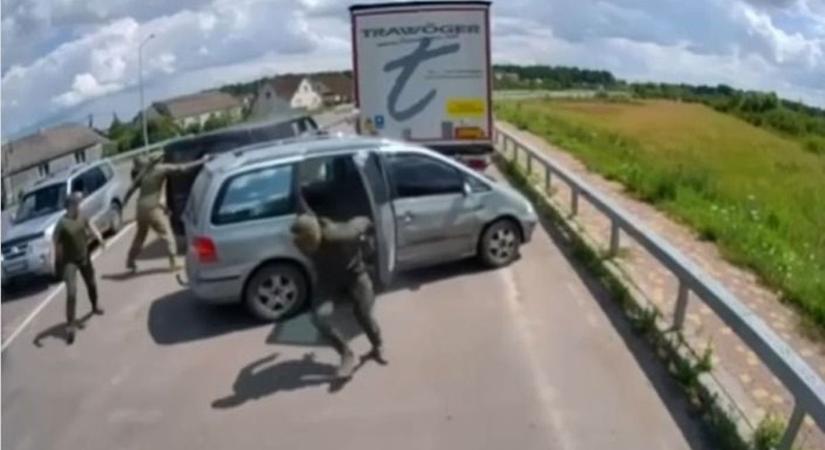 Lapáttal zavarták el az emberrablókat Ukrajna egyik településén (videó)