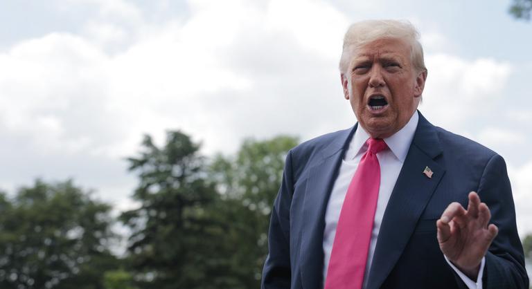 Donald Trump újabb lapot perel be, amiért szerinte össze akarják mosni Amerika legnagyobb szexuális ragadozójával