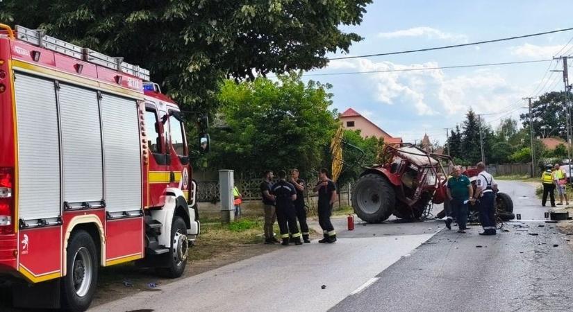 Szörnyethalt a motoros, miután mezőgazdasági vontatóval ütközött - Drámai fotók
