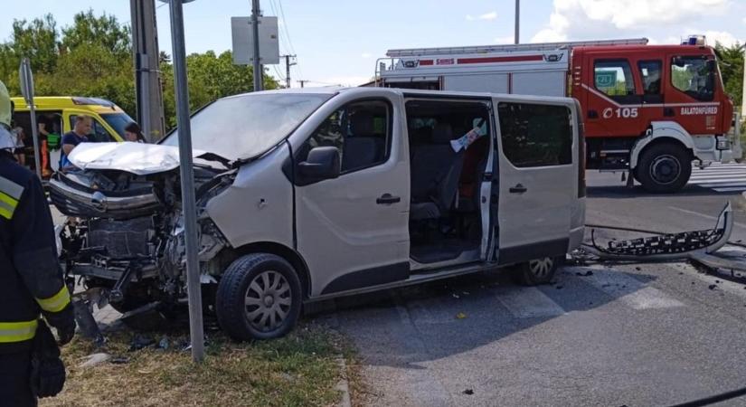 Négy sérült, oldalára borult autó Balatonfüreden (galéria)