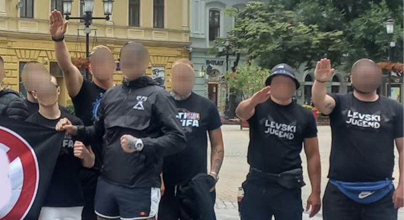 LEVSKI JUGEND feliratos pólóban, náci karlendítéssel és horogkeresztes lábtetkóval pózoltak a bolgár fociultrák Nyíregyháza főterén