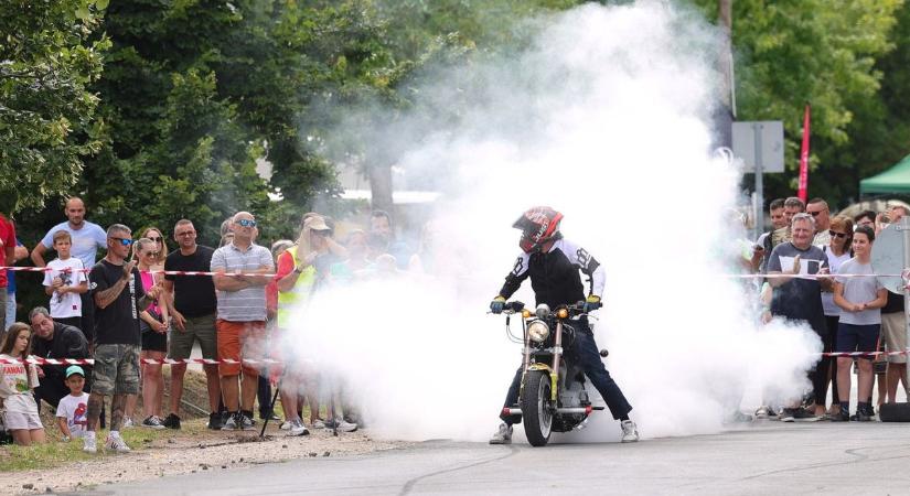 A Domaszéki Falunapok látogatói motoros legendákkal és extrém show-val találkoztak – galériával, videóval