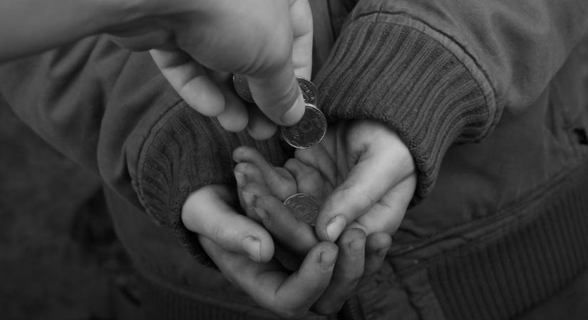 „Az a pár száz forint szerintem senkit nem vág földhöz” – olvasóinkat arról kérdeztük, ők szoktak-e pénzt adni, ha kérnek tőlük az utcán