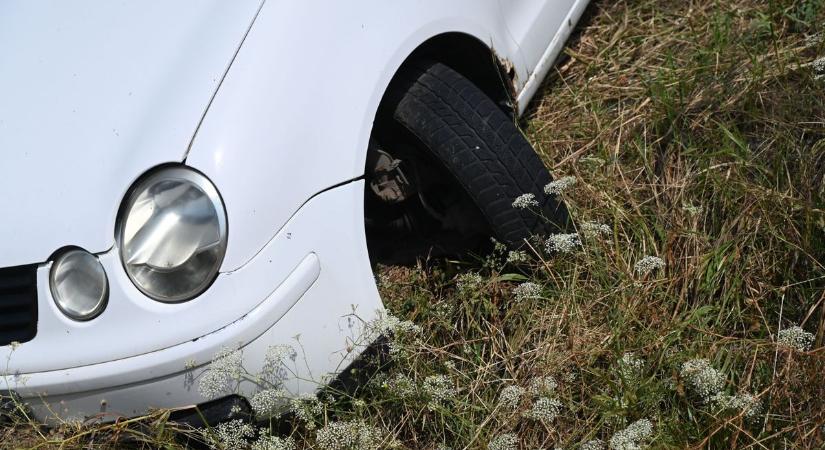 Az elhagyott autó közelébe ment egy sofőr, az ablakon át megrázó dolgot látott az első ülésnél – galériával