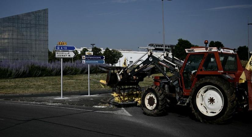 Ilyen még nem történt Franciaországban: szimbolikus csapást mért a kormányra félmillió gazda