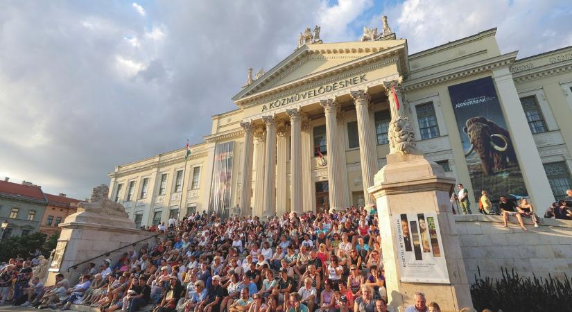Zengett a belváros: a Helyőrségi Zenekar koncertje letarolta a Móra-parkot! – galériával, videóval