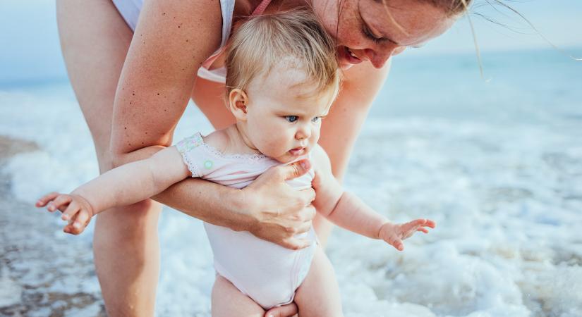Mikor és mennyi ideig lehet vízbe vinni a babát? Stresszmentes strandolás