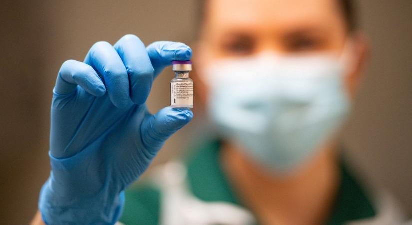 Megkongatták a vészharangot: súlyos mellékhatásai lehetnek a Pfizer vakcinájának