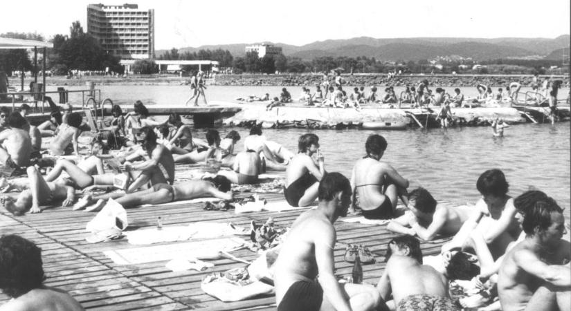Emma néni a vízilabdacsapatban, Mari néni inkább nem kockáztat – víkendvonat indult a Balatonra (galéria)