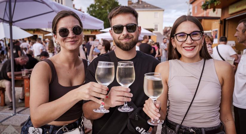 Több ezren a téren: továbbra is Győr a fröccs fővárosa!