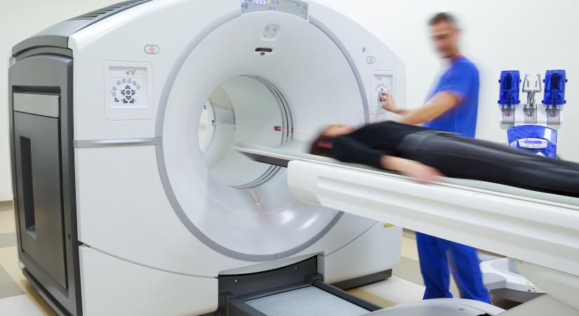 Meghalt a férfi, miután berántotta az MRI gép a nyaklánca miatt Amerikában