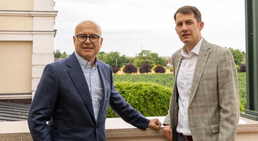 VMDK: Miközben diákokat vernek, a VMSZ vezetője azokkal koccint, akik e rendszer építői