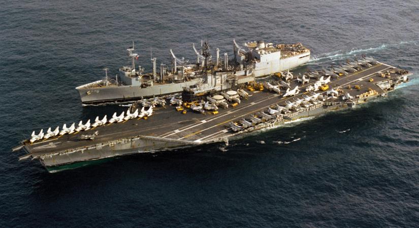 Nekiment egy hajó a USS Midway repülőgép-hordozónak