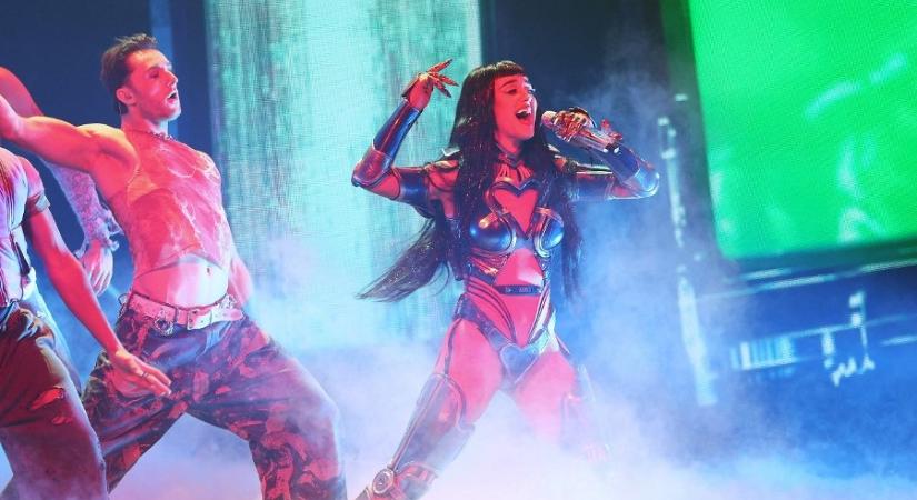 Gigantikus pillangón repkedett, majdnem a közönségre zuhant Katy Perry