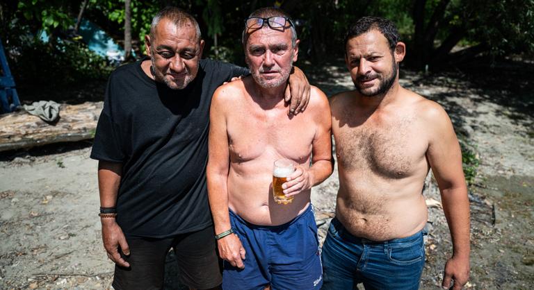 Bettike menekül, ha jönnek a zsaruk – így élnek a hajléktalanok a budafoki Duna-parton