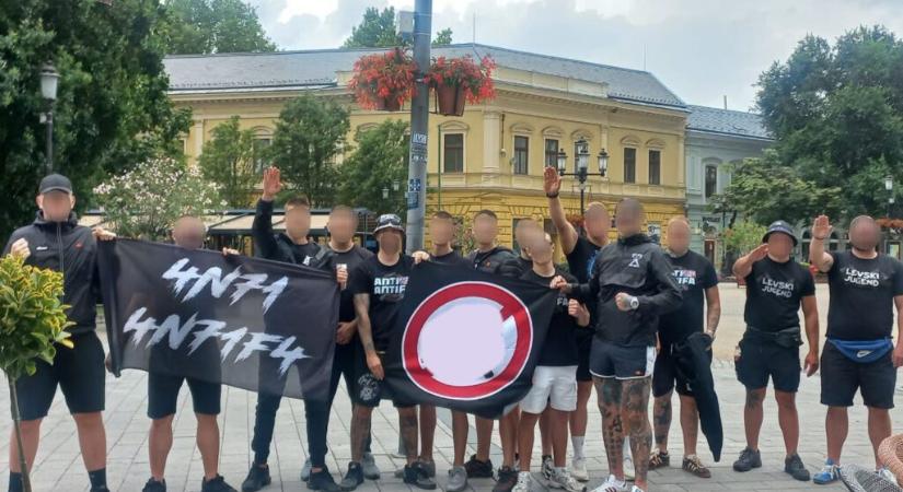 Bolgár fociultrák náci karlendítéssel pózoltak Nyíregyházán, az izraeliek elleni meccsük alkalmával