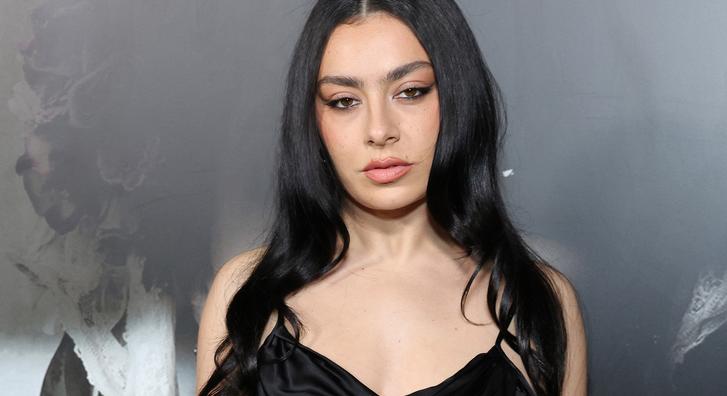 Férjhez ment Charli xcx, itt vannak az első fotók az énekesnő és a The 1975 dobosának esküvőjéről