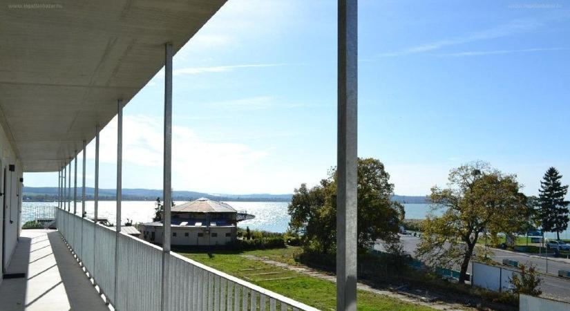 Tihanyi lakás a Balaton-parton – A tó szinte a nappalid része ( galéria)