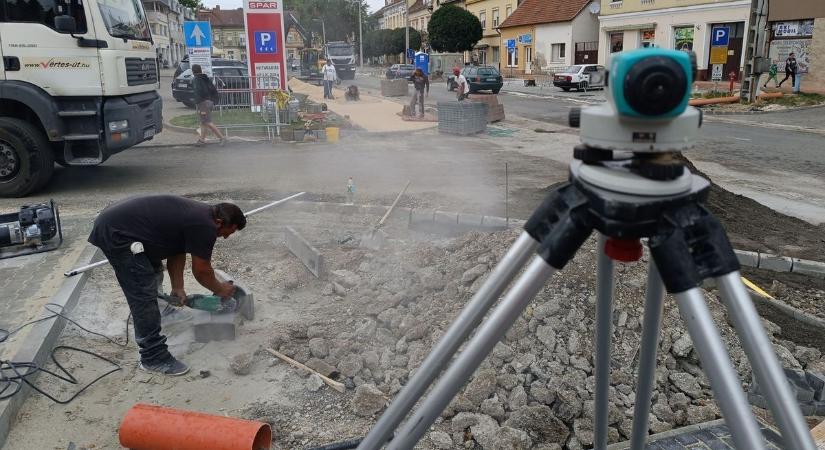 Hosszú három hét lesz ez, lezárják az Erzsébet királyné utca belvárosi szakaszát Csornán - videó