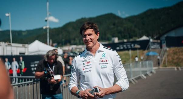 Wolff: Verstappenért fájdalmas döntésekre is készen állunk