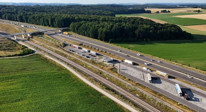 Bezzeg Románia: 106 munkással 106 év alatt készül el az autópálya