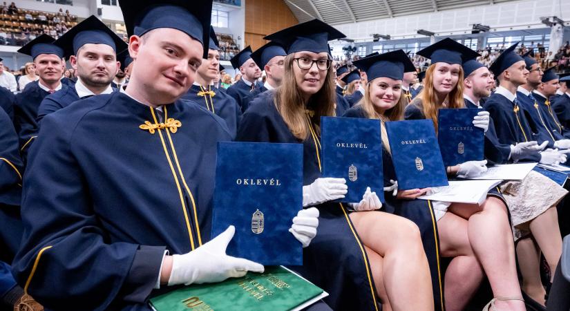 Mérnökök vették át a diplomájukat a Széchenyi-egyetemen