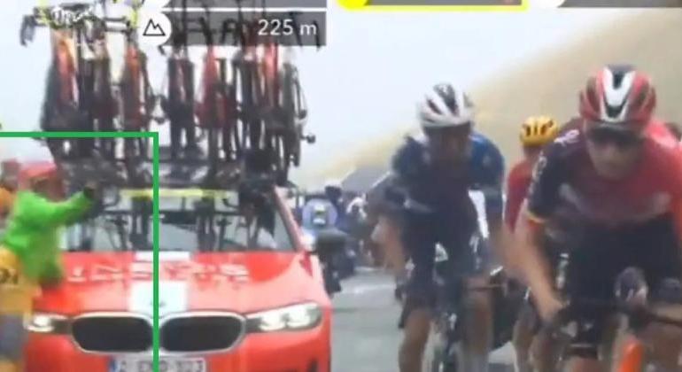 Elütött egy nézőt az INEOS Grenadiers egyik kísérőautója