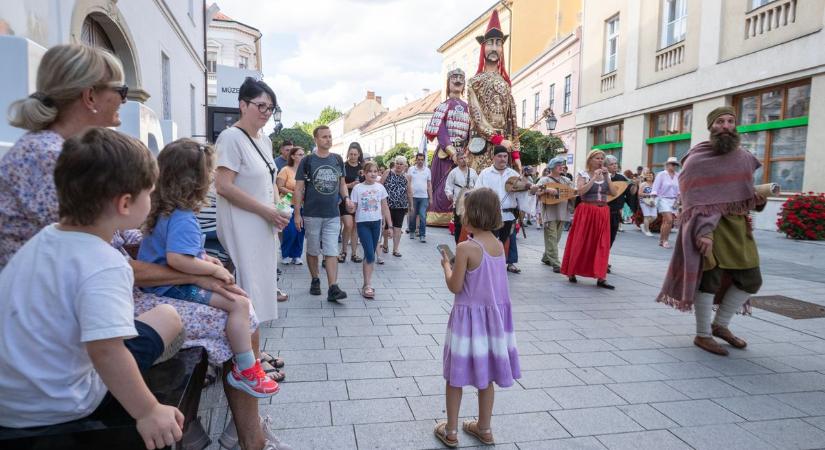Ezúttal sem maradt el a királyi séta a belvárosban – galéria, videó