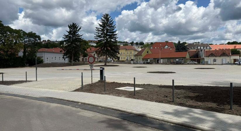 Lelketlen, napszúrás-garantált kavicsos placcot ünnepel az egri városvezetés