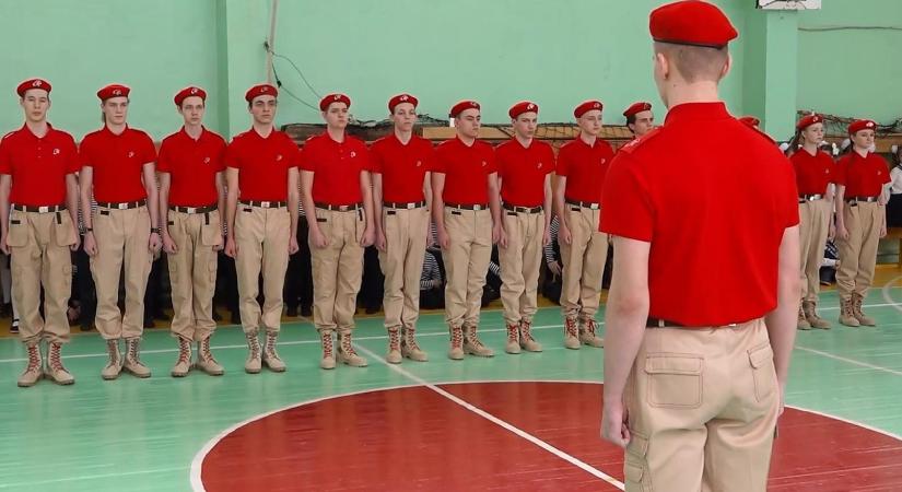 Ideológiai átneveléssel próbálja rákényszeríteni a megszállt területeken élő ukrán gyerekekre az orosz identitást a Kreml