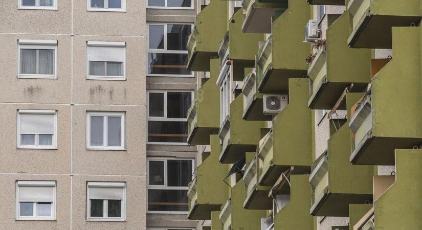 Ilyen üzenetet sem mindennap lát az ember egy lépcsőházban, döbbenetes mi történt az egyik lakóval